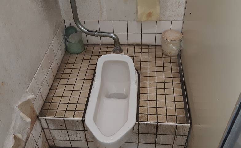 杉戸ウインドトーヨー住器のトイレ改装工事（和式トイレから洋式トイレ）の施工前の写真1