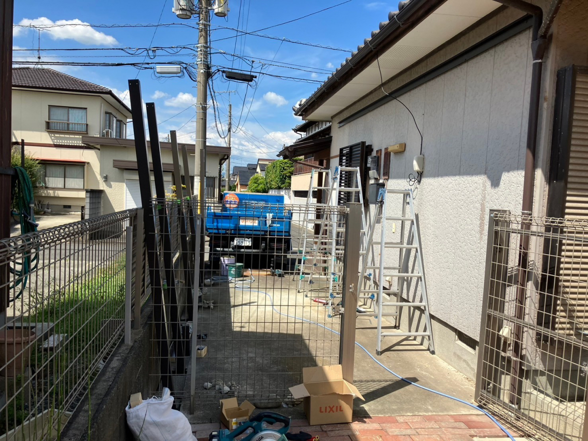 大和アルミトーヨー住器の波板テラス及び側面波板取付工事の施工前の写真1