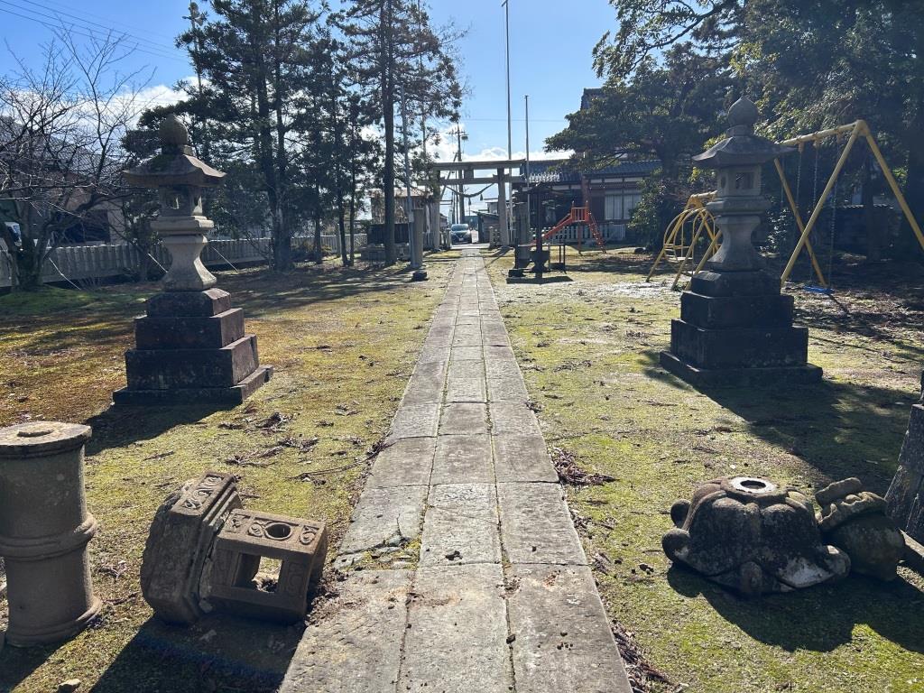 村の神社の灯篭 ミヤザキトーヨー住器のブログ 写真3