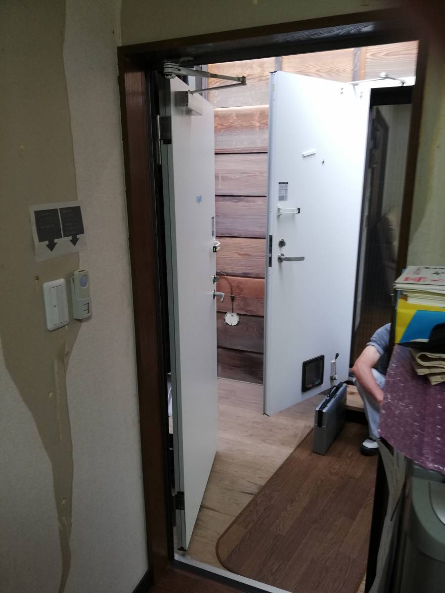 トーヨコトーヨー住器のアミド 「しまえるんです」の取付の施工前の写真1