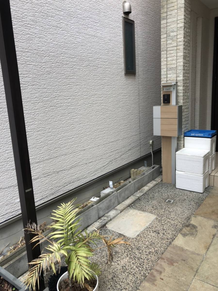 トーヨコトーヨー住器のフェンス取り付け工事の施工前の写真1