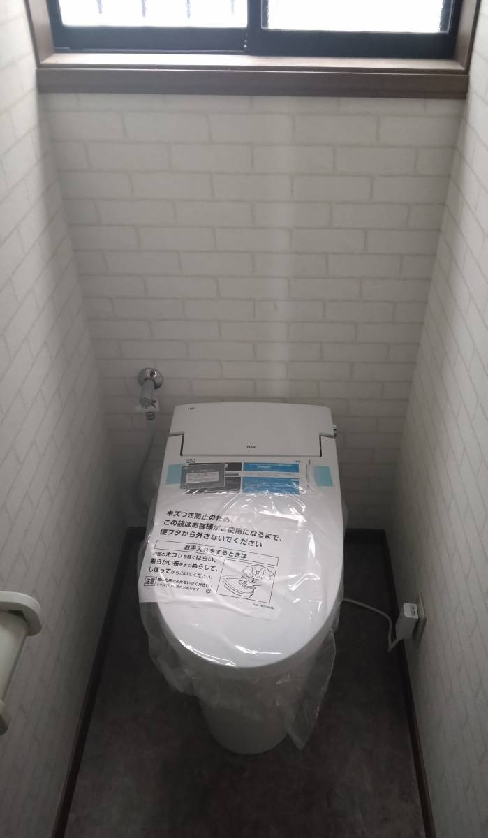 石田ガラスサッシ販売のトイレ交換工事の施工後の写真1