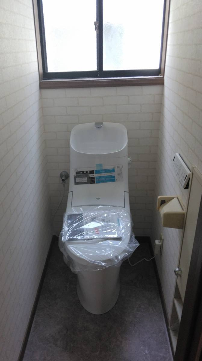 石田ガラスサッシ販売のトイレ交換工事の施工後の写真2