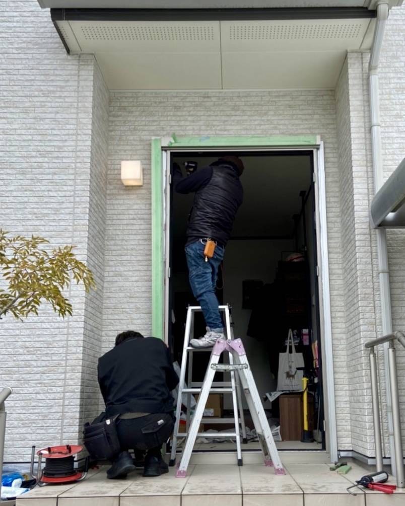 セイワ四日市店の高機能な電気錠付きの玄関ドアに取替の施工前の写真3