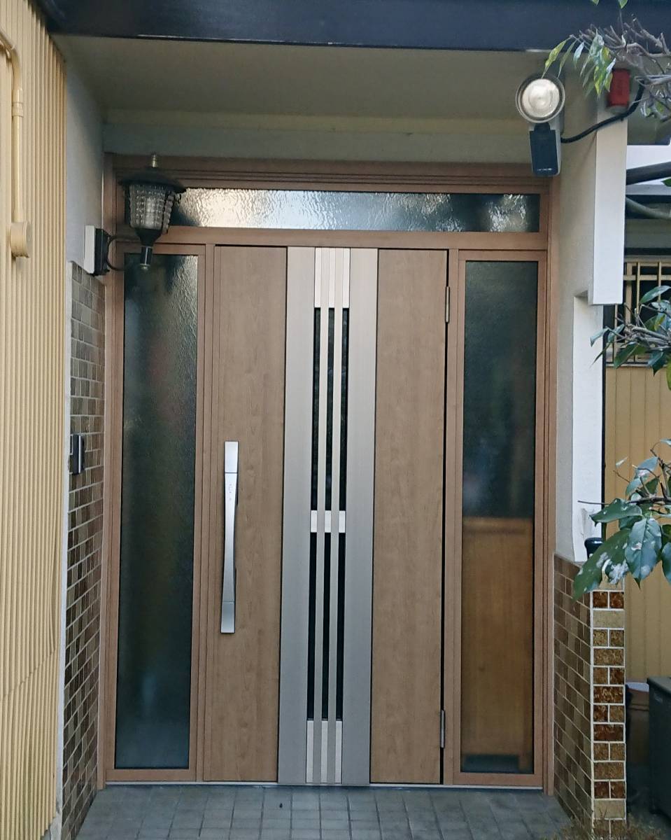 セイワ四日市店の建付けの悪くなった玄関をお取替えの施工後の写真1