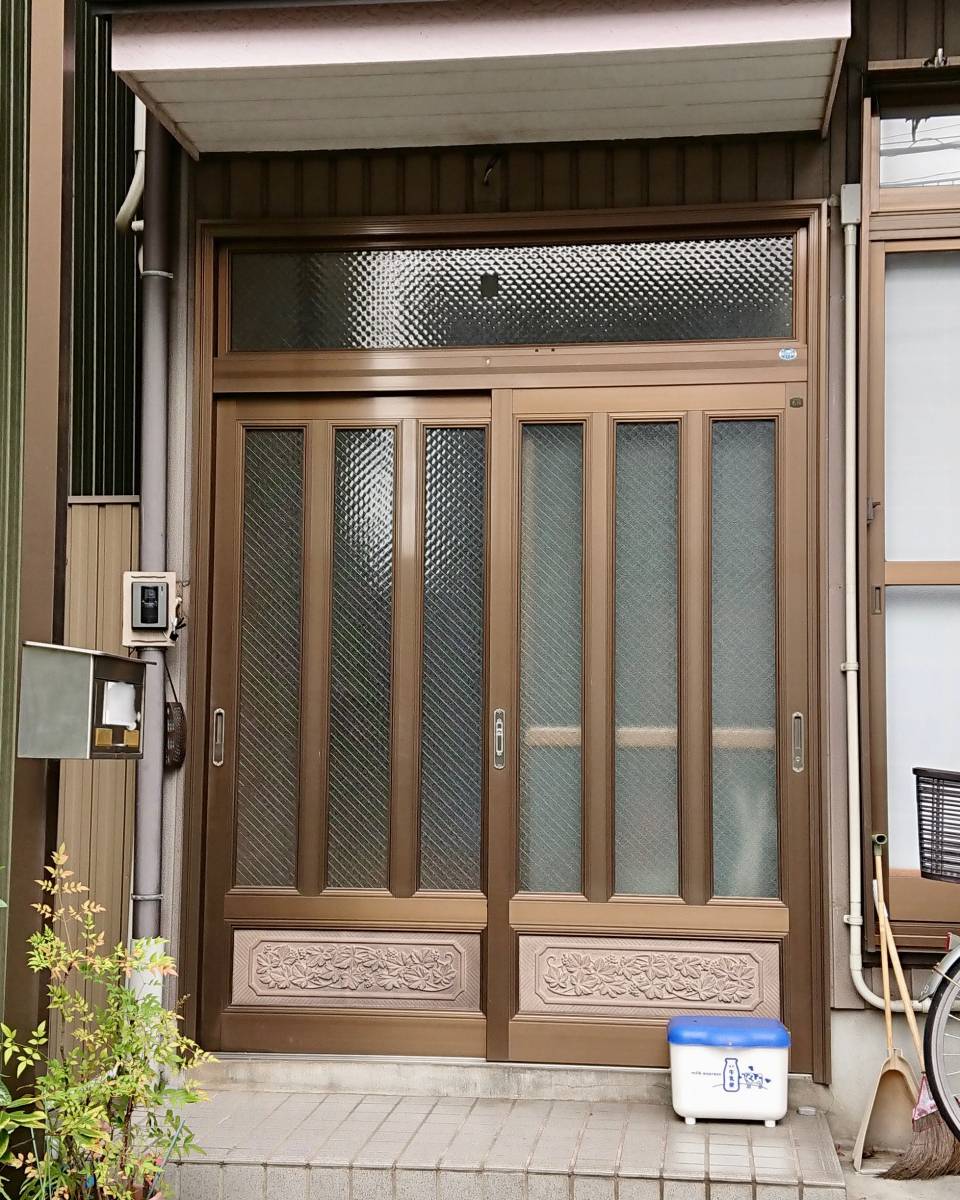 セイワ四日市店の１日で玄関引戸を取替の施工前の写真1