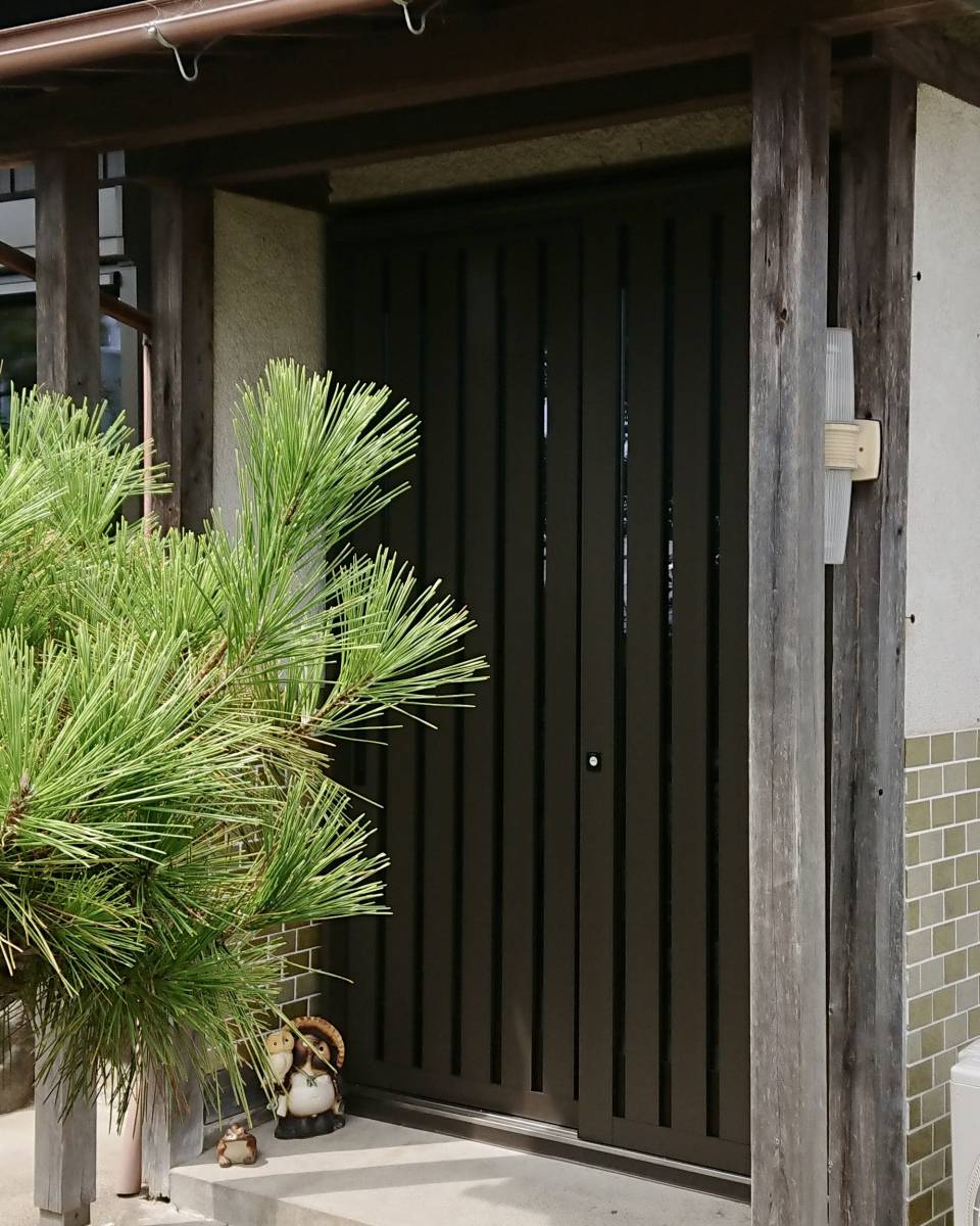 セイワ四日市店のガタガタ音鳴りがし寒さにお困りで玄関引戸のお取替えですの施工後の写真2