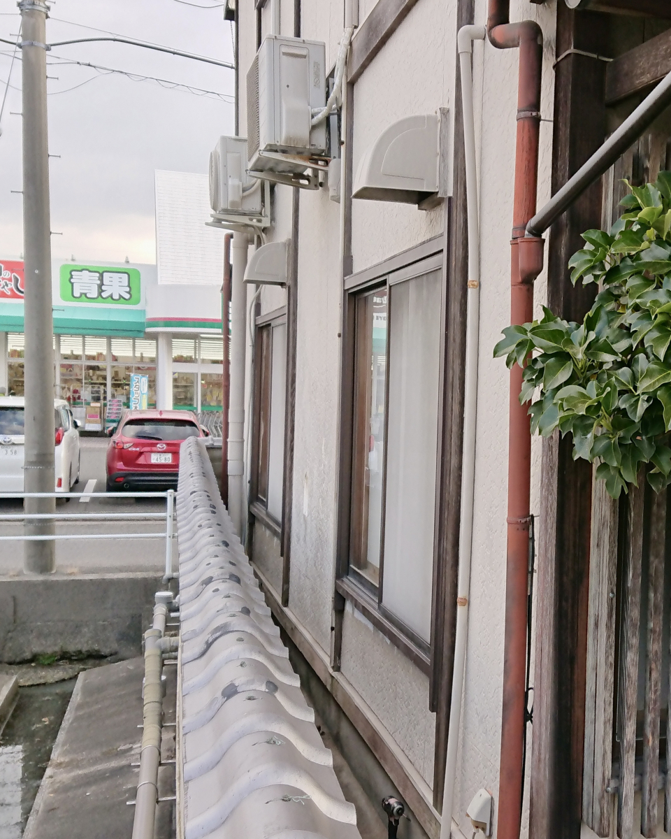 セイワ四日市店の窓の防犯対策には面格子がお勧めですの施工前の写真1