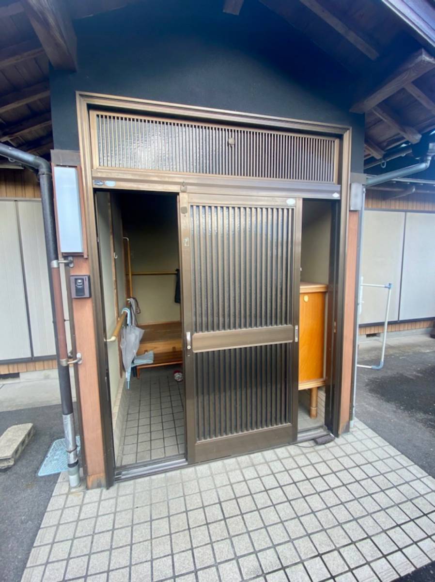 セイワ四日市店の玄関引戸をリシェントにてお取替えの施工前の写真1