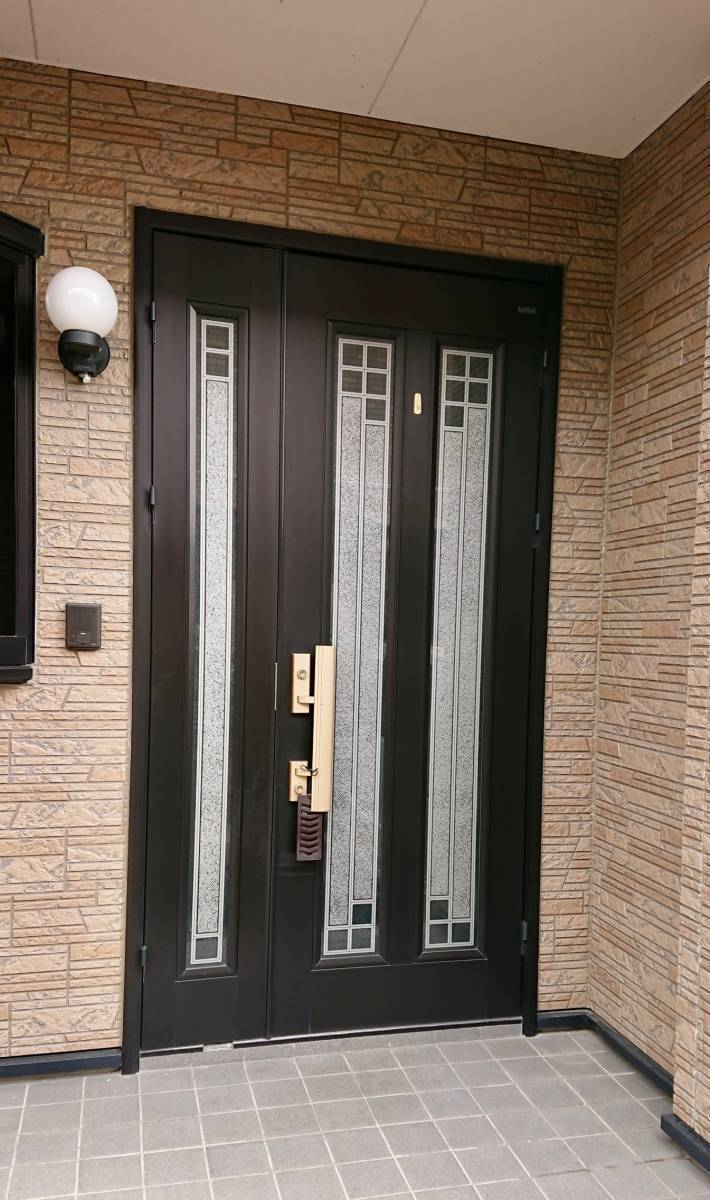 セイワ四日市店のリシェント玄関ドアの施工前の写真1