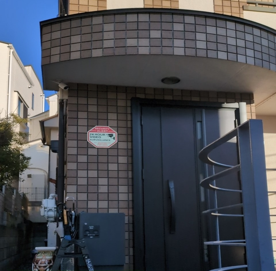 MADOORの【練馬区】玄関表面の塗装が剥げてきてしまったため交換🚪（玄関ドアリシェント）の施工後の写真1