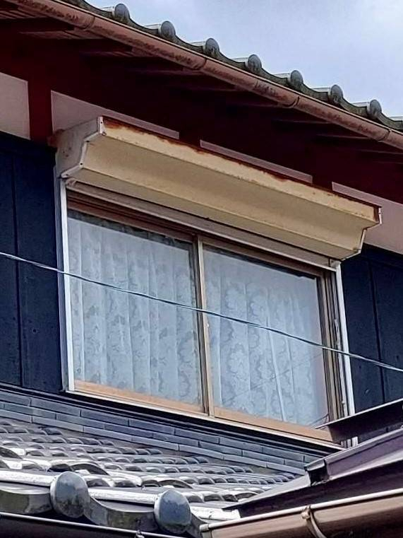 湖西トーヨー住器の古い窓シャッターを撤去して新しい窓シャッターを取付け！の施工前の写真1