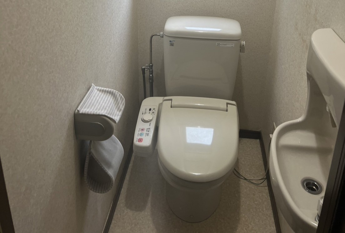 八戸トーヨー住器の八戸市　初のSNSからのご依頼！トイレ交換工事！の施工前の写真1