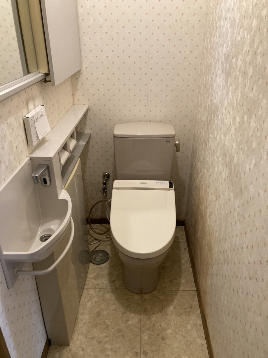 ケイワン・トーヨー住器のトイレ交換・内装工事をいたしましたの施工前の写真1