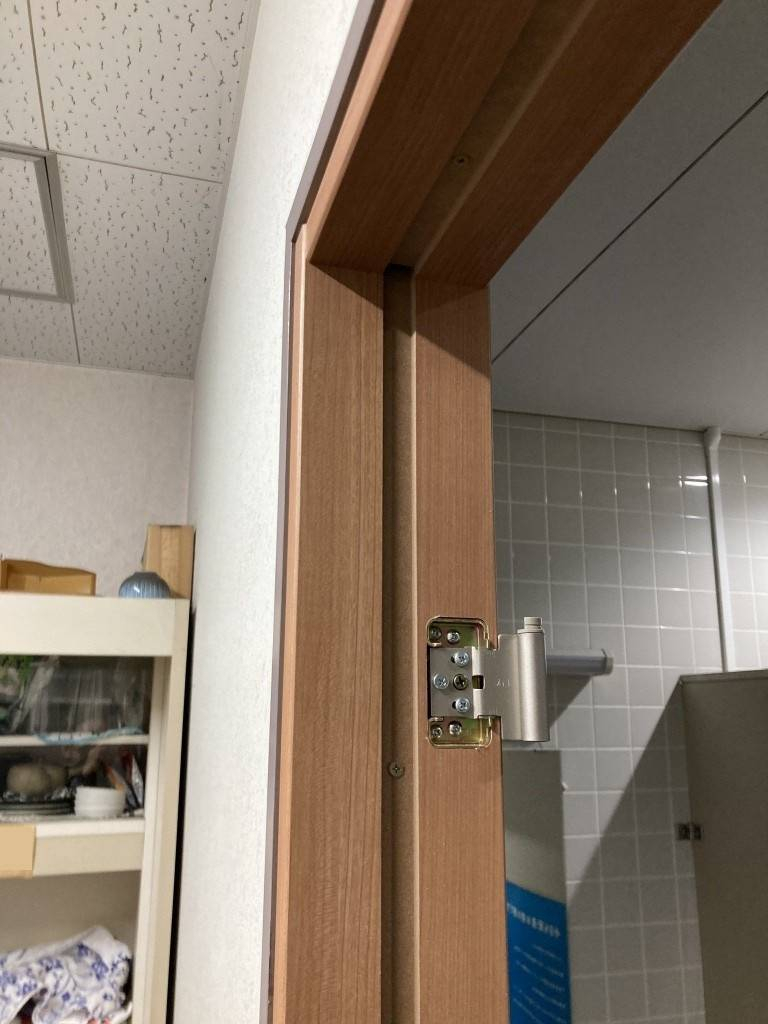 NCCトーヨー住器 伊那店のカーテンしかなかったトイレの入り口に【建具ドア】を取り付けさせて頂きました。の施工後の写真3