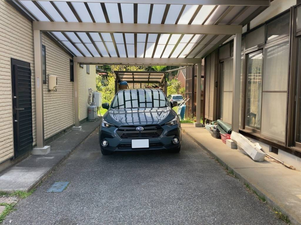 NCCトーヨー住器 伊那店の新車をいつまでもきれいなままで、建物との建物の間にカーポートを設置。の施工後の写真1