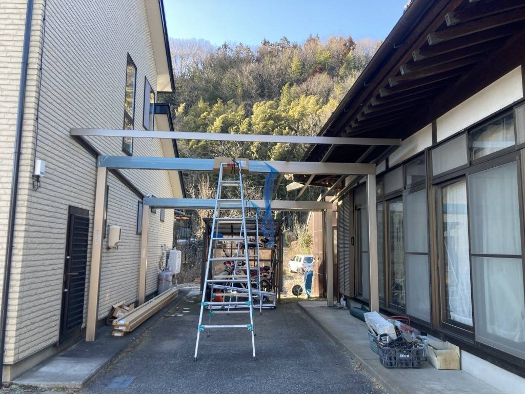 NCCトーヨー住器 伊那店の新車をいつまでもきれいなままで、建物との建物の間にカーポートを設置。の施工前の写真2