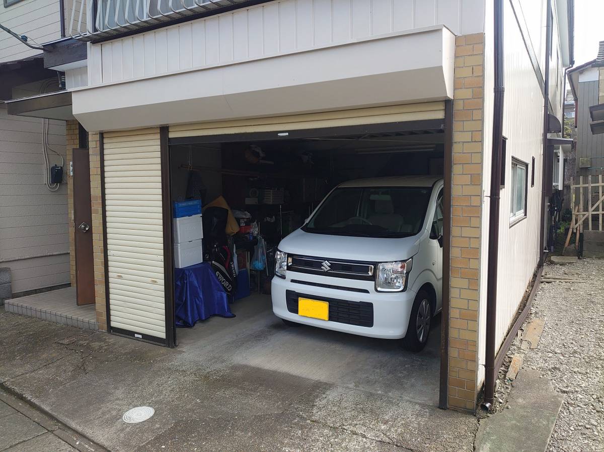 小島サッシトーヨー住器の常総市　Ｔ様邸　車庫のシャッターを電動シャッターに交換しました！の施工前の写真1