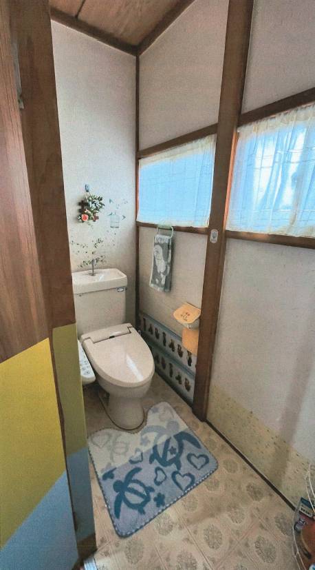 小島サッシトーヨー住器のトイレと廊下をイメージチェンジ！！リフォーム工事のご紹介です😊の施工前の写真2