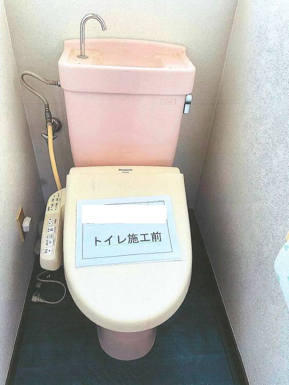 小島サッシトーヨー住器の節水+お掃除しやすいトイレへ交換して快適に！！の施工前の写真1