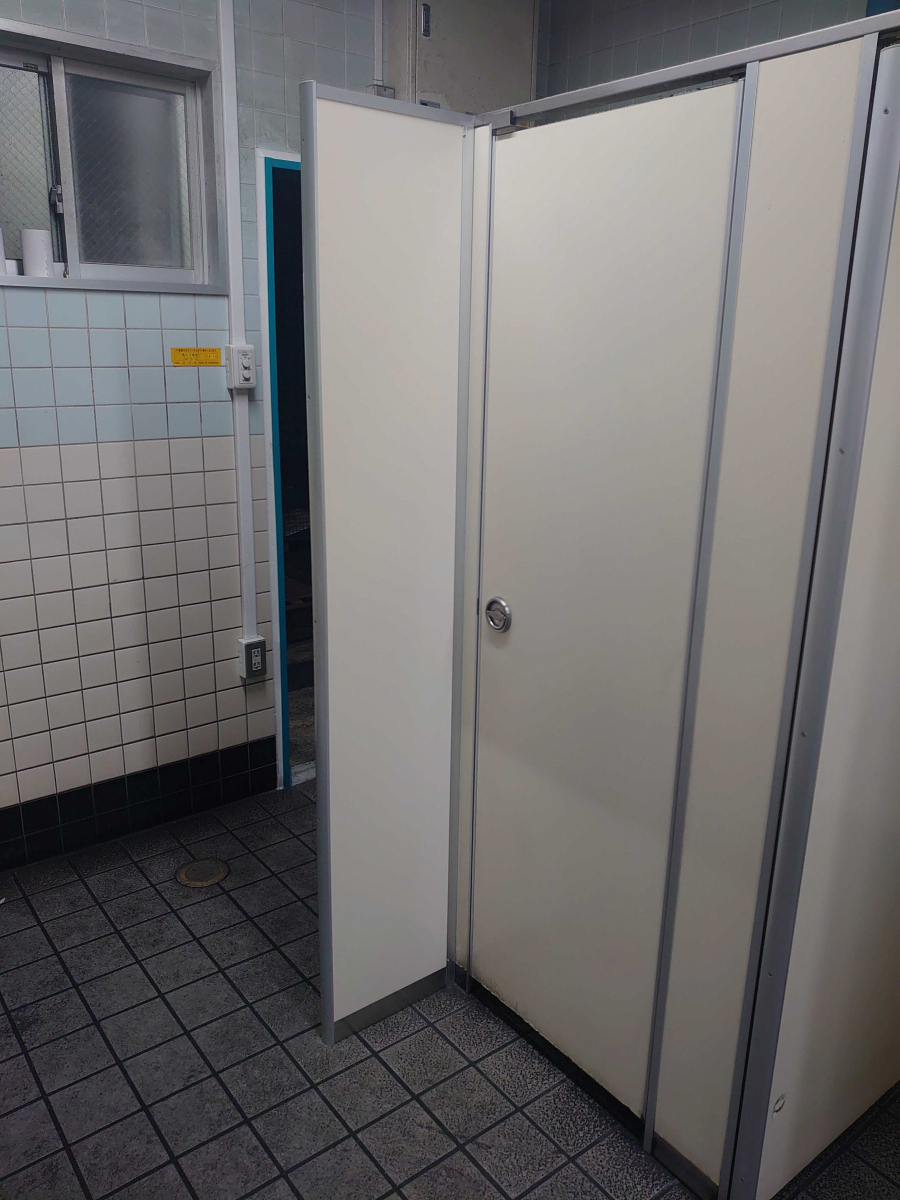 小島サッシトーヨー住器の工場のトイレに目隠し用のブースを取り付けました！の施工後の写真1