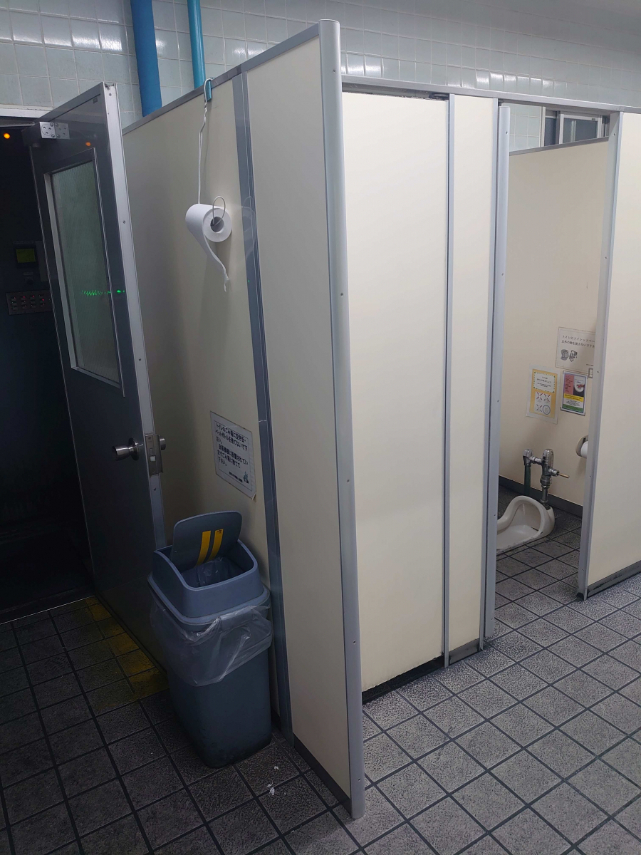 小島サッシトーヨー住器の工場のトイレに目隠し用のブースを取り付けました！の施工後の写真2