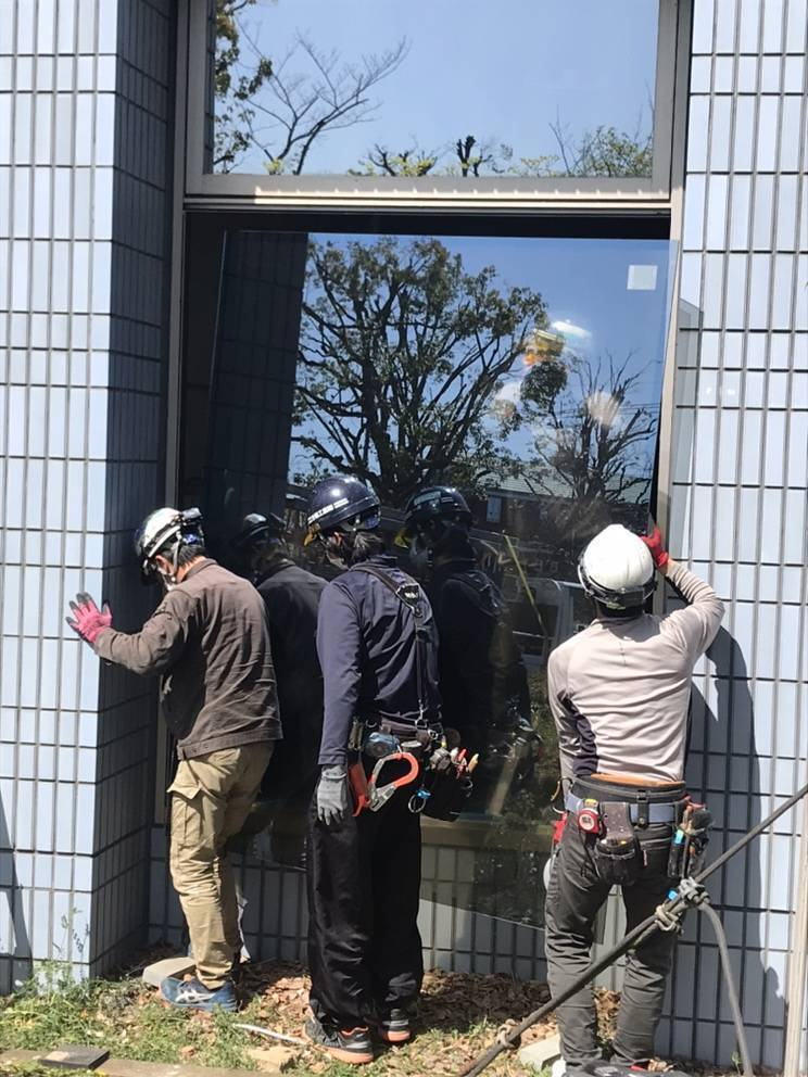 小島サッシトーヨー住器の守谷市損保ジャパン様　大板熱線反射ガラス修理を行いました！の施工前の写真3