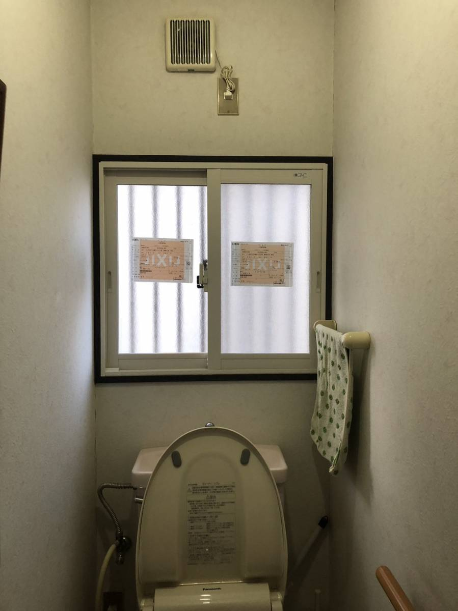 小林トーヨー住器の寒い浴室出窓とトイレに内窓インプラス施工の施工後の写真2