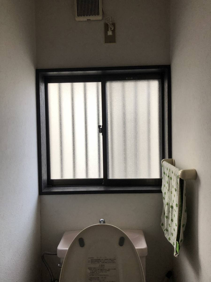 小林トーヨー住器の寒い浴室出窓とトイレに内窓インプラス施工の施工前の写真2