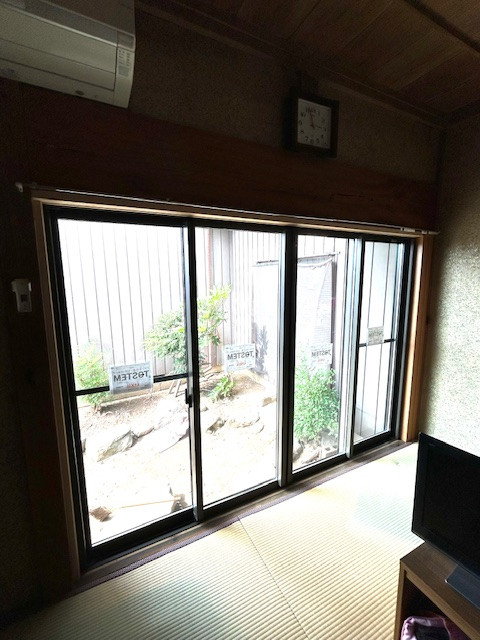 小林トーヨー住器の雨戸付き4枚建てサッシ交換工事で暖かい寝室への施工後の写真2