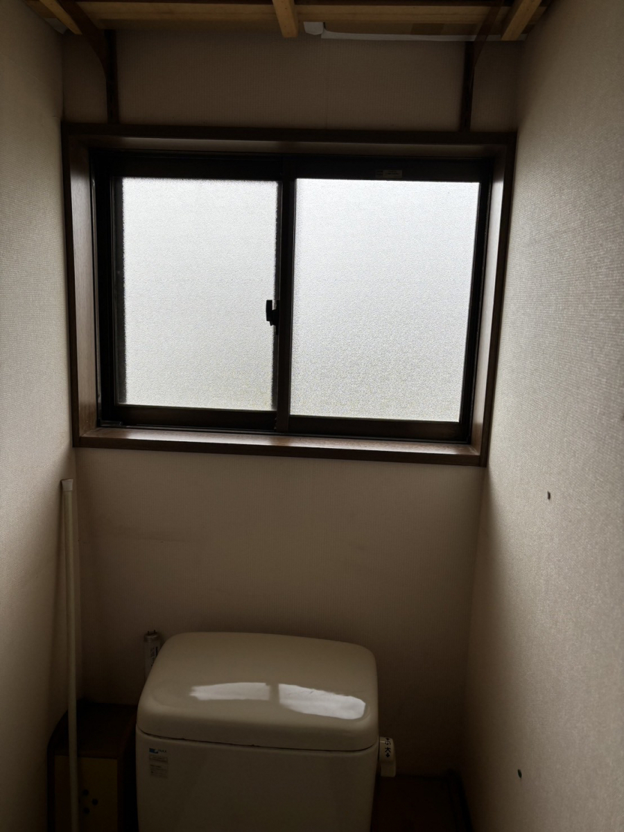 小林トーヨー住器の1階、２階のトイレにインプラスの施工前の写真1