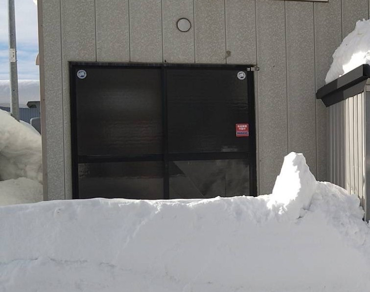 古石商店のガラス割れもお任せください。落雪で単板ガラス（一枚ガラス）の交換も、即日対応させていただきます。の施工前の写真1