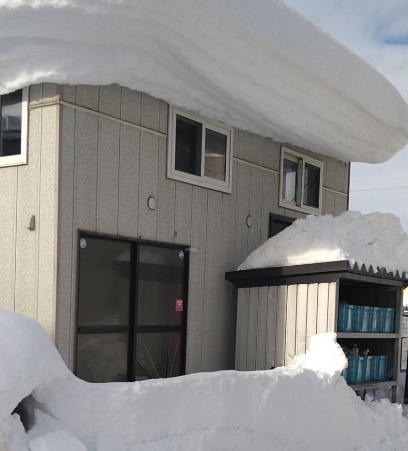 古石商店のガラス割れもお任せください。落雪で単板ガラス（一枚ガラス）の交換も、即日対応させていただきます。の施工前の写真2