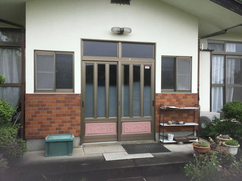 カワサキトーヨー住器 那須那珂川の玄関引戸交換の施工前の写真1