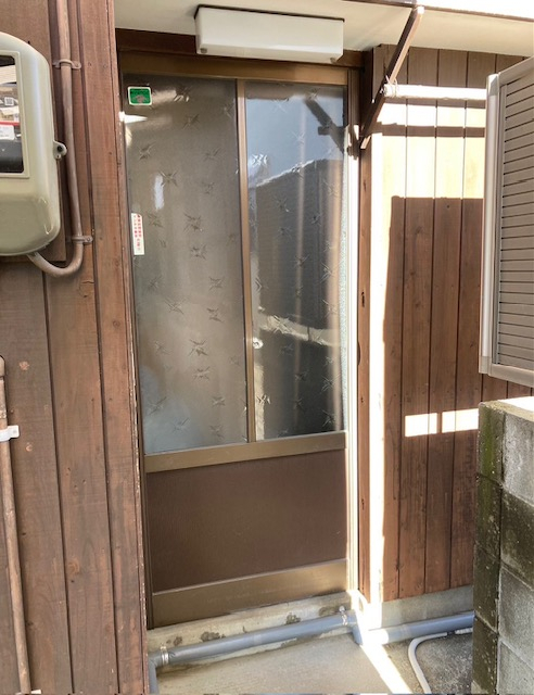 鈴木トーヨー住器の勝手口引き戸取り換えの施工前の写真1