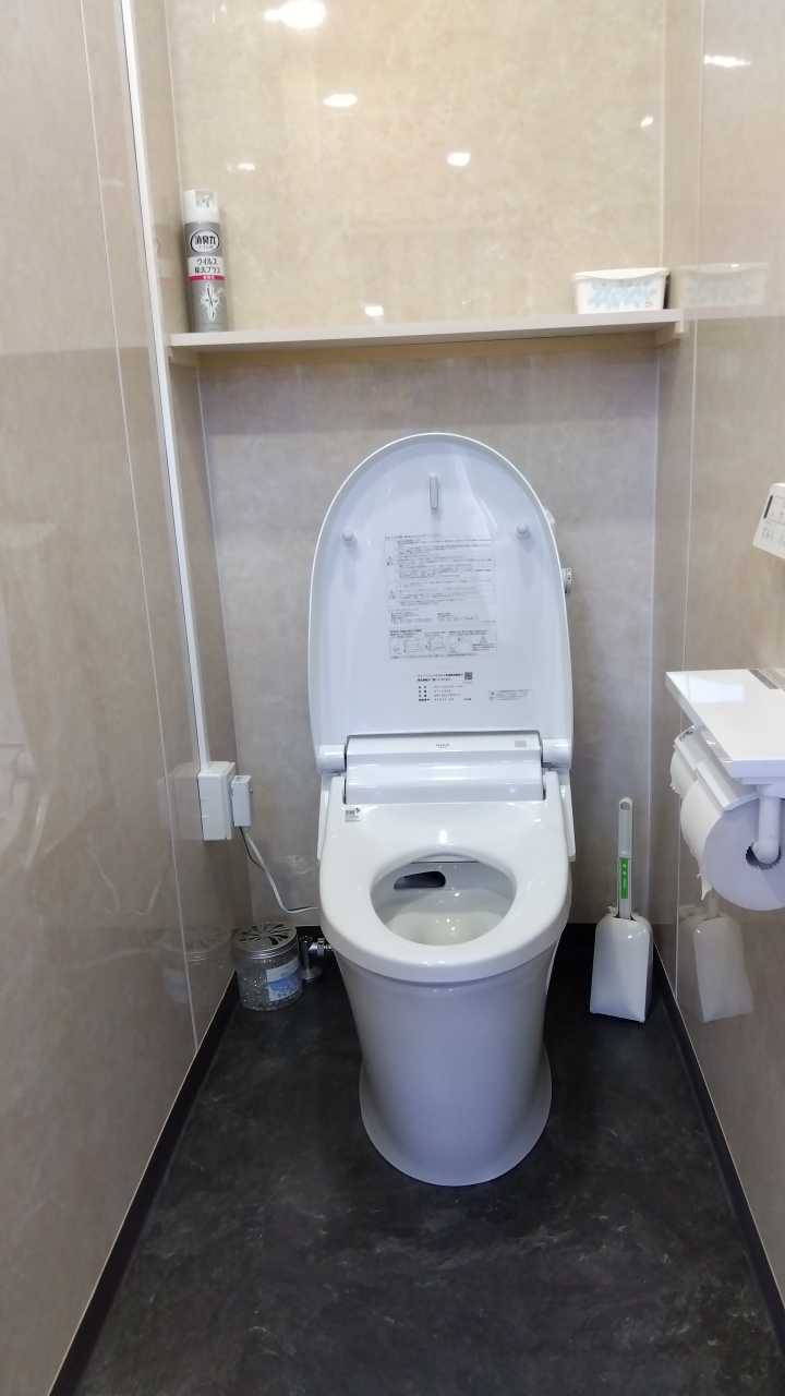 自社社屋、トイレブース改修工事 河端硝子のブログ 写真1