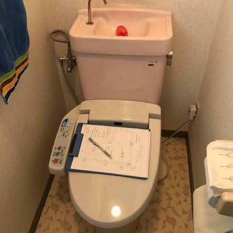 ヤマセイの掃除のしやすく、すっきりとしたデザインのトイレ　トイレリフォーム/新潟市の施工前の写真1