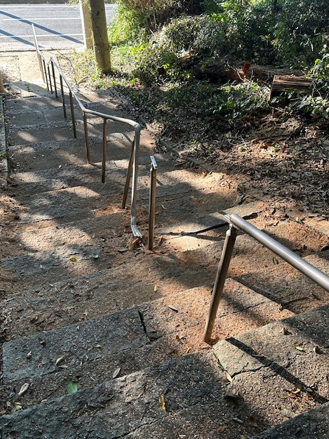 筑豊トーヨーの田川郡福智町の神社で階段手すり補修工事です。（＾－＾）の施工前の写真1