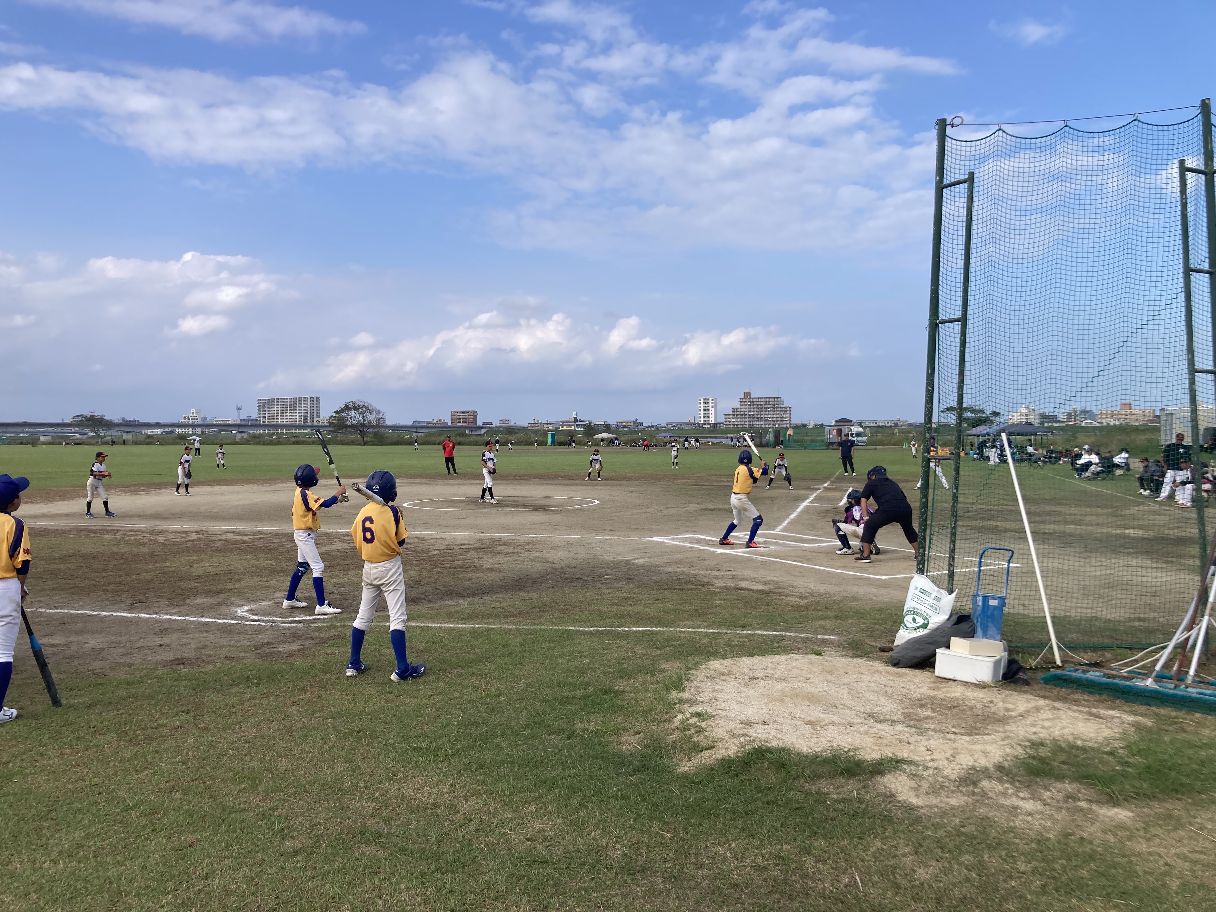 【フェニックス杯】小学生ソフトボール大会を見学しました！ フェニックストーヨー住器のブログ 写真1