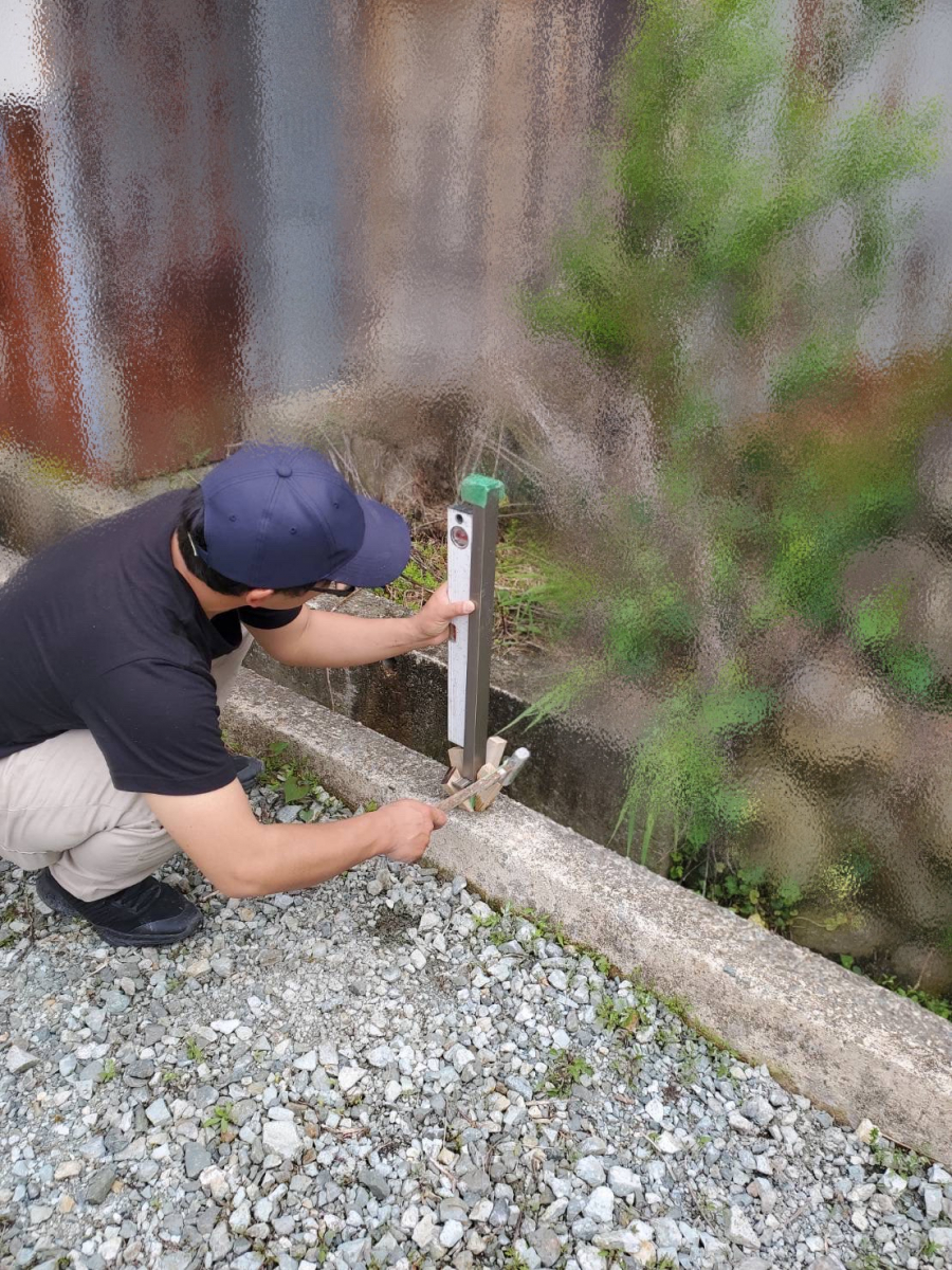 まどはちのフェンス工事の施工前の写真1