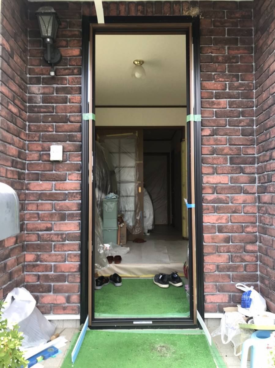 円谷トーヨー住器の落ち着きのある木目カラーで、温かみのある玄関への施工後の写真3