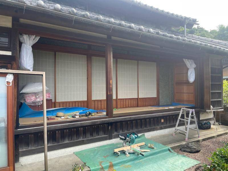 土佐トーヨー住器の木製雨戸はそのままに縁側の木製サッシを内付けRSサッシで快適にリフォームの施工前の写真2