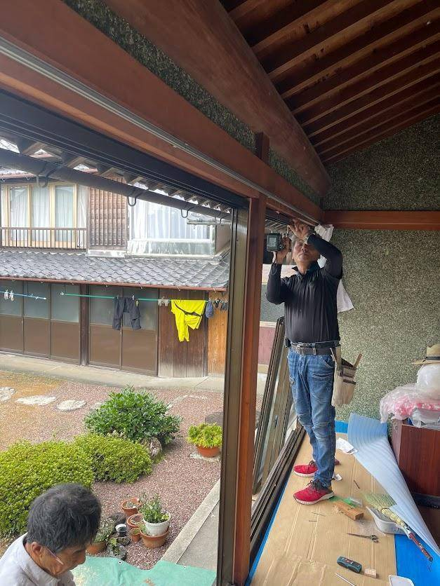 土佐トーヨー住器の木製雨戸はそのままに縁側の木製サッシを内付けRSサッシで快適にリフォームのお客さまの声の写真1