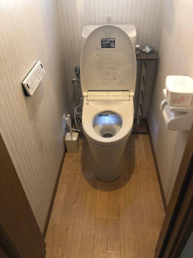 土佐トーヨー住器のアメージュZのフルオートタイプのトイレに交換の施工後の写真1