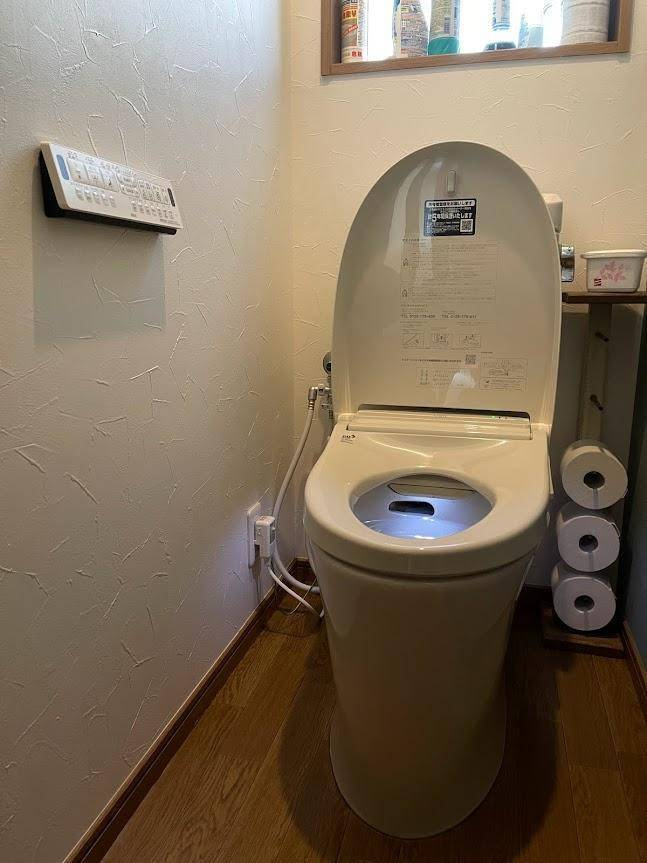 土佐トーヨー住器のアメージュZのフルオートタイプのトイレに交換の施工後の写真2