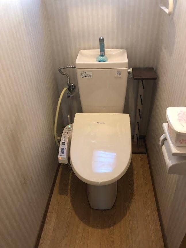 土佐トーヨー住器のアメージュZのフルオートタイプのトイレに交換の施工前の写真1