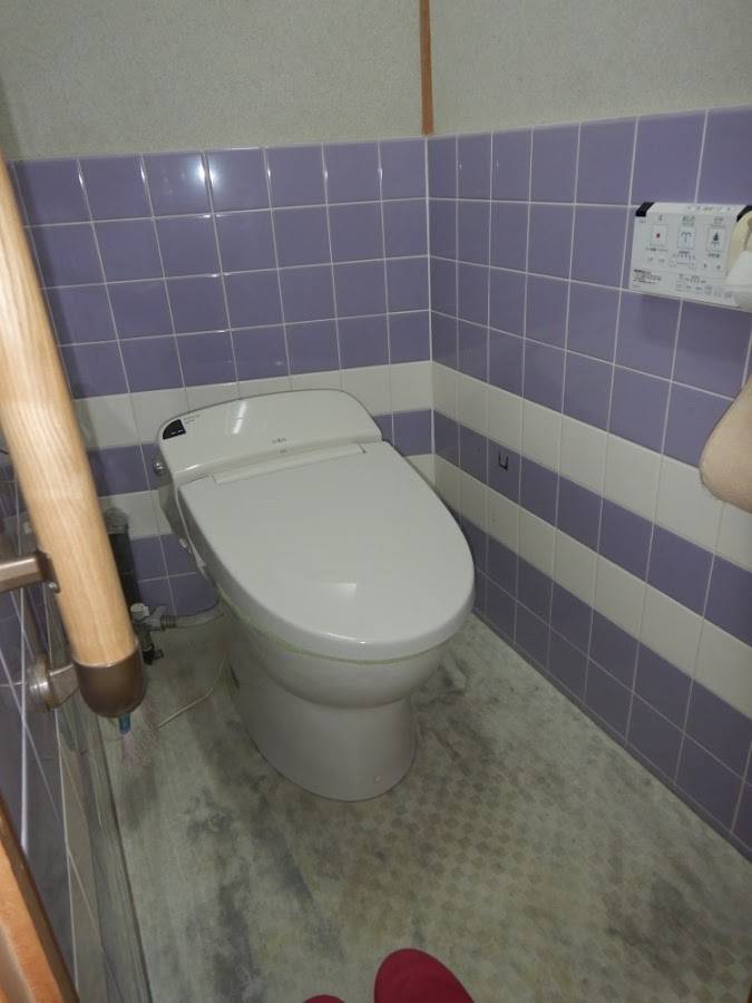 土佐トーヨー住器のトイレの床取り替えました。の施工前の写真1