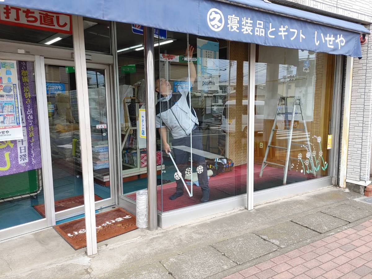 森額縁ガラス店のお店のウィンドウに遮熱フィルムを貼りましたの施工前の写真1