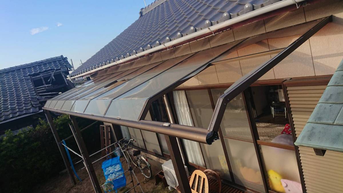 城北トーヨー住器のテラスの屋根材張替工事の施工前の写真1