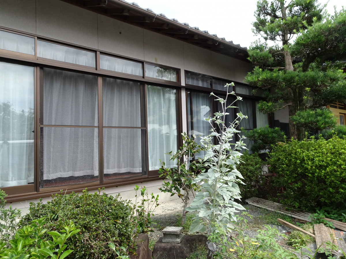 阿波屋商店の台風対策に　雨戸施工の施工前の写真1